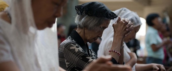 philippines wake praying